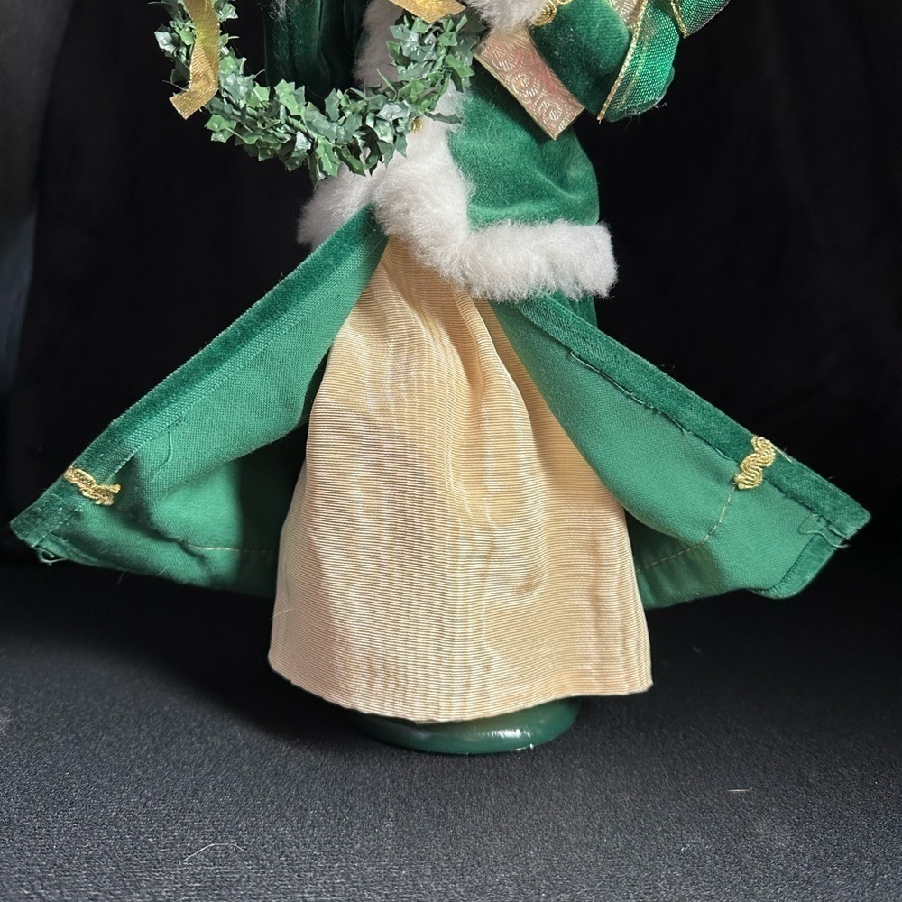 Byer’s‎ choice, 2006 Irish Saint Patrick caroler Victorian lady wreath presents - Picture 8 of 10